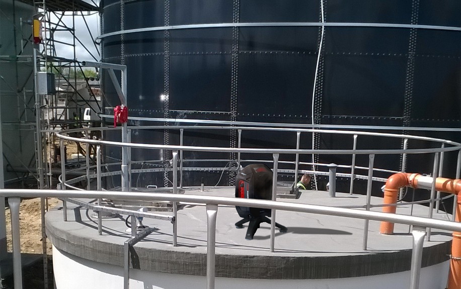 Obszarowy detektor gazów G7 Exo przy zabezpieczaniu prac w zbiorniku.